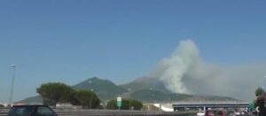 Incendio sul Vesuvio, nessuna tregua per le zone limitrofe: continuano le operazioni di soccorso