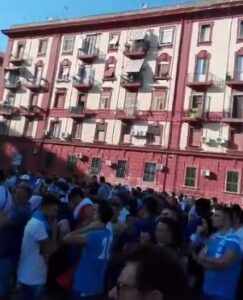 Napoli-Nizza, delirio fuori allo stadio San Paolo: migliaia di tifosi sono già lì