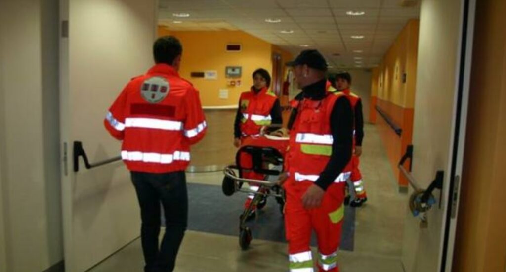 Nonno cade da un muretto e si ferisce gravemente, lo salva il nipotino