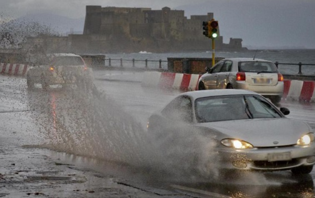 Meteo Napoli, tornano i temporali e si abbassano ancora le temperature: aria più fredda