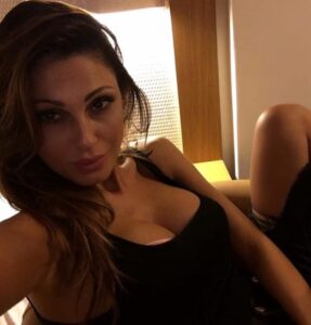 Anna Tatangelo è scomparsa dai social, il silenzio della show girl preoccupa i suoi fan