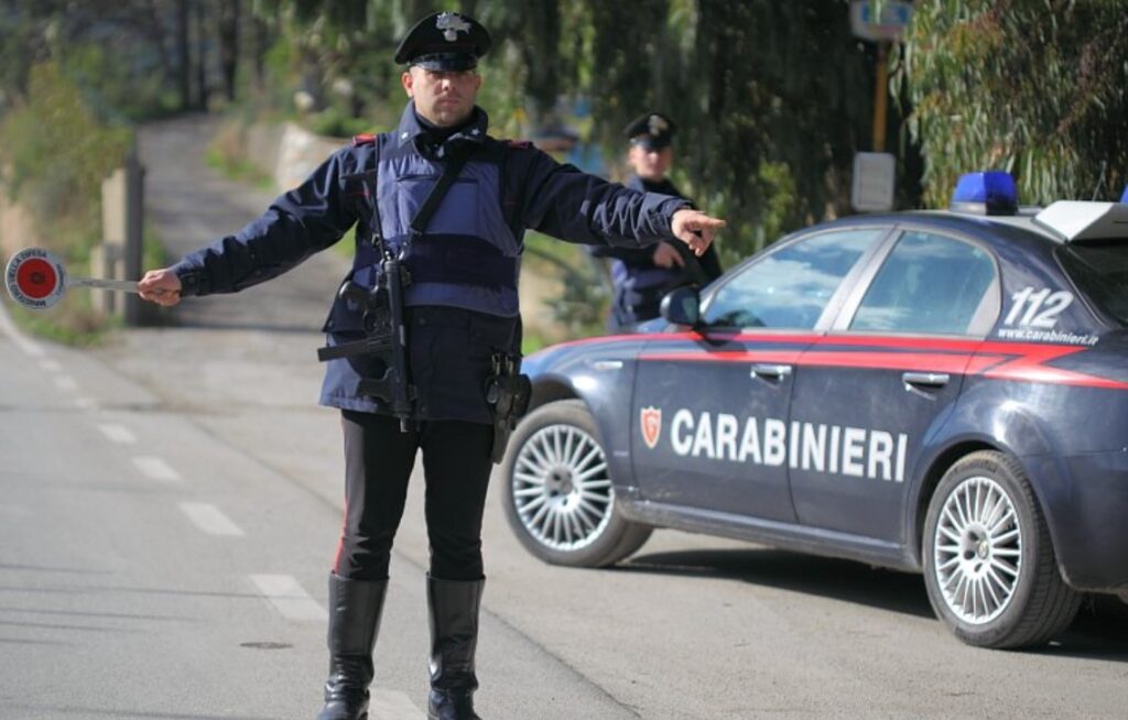 Follia nel Napoletano, ubriaco al volante aggredisce un carabiniere: arrestato