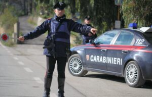 Follia nel Napoletano, ubriaco al volante aggredisce un carabiniere: arrestato