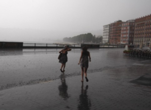 e precipitazioni locali, potranno avere anche caratteredi rovescio o temporale e i venti spireranno moderati dai quadranti occidentali con possibili raffiche nei temporali. Per questo, il Centro Funzionale ha valutato una criticità idrogeologica di colore Giallo. Si segnalano anche possibili, occasionali, fenomeni franosi legati a una ridotta capacità di assorbimento e smaltimento degli afflussi meteorici, a causa degli effetti indotti dai numerosi incendi boschivi che hanno interessato il territorio. Permane, per l'intera giornata odierna, l'allerta meteo Gialla già diffusa ieri dalla Sala Operativa regionale. Si invitano i Sindaci e gli enti competenti ad attuare o mantenere in essere tutte le misure atte a prevenire e contrastare i fenomeni, anche in virtù dei piani comunali di protezione civile