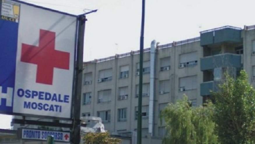 40enne muore dopo un incidente in moto, l'amico che era con lui: "L'ho portato con una barella in ospedale"