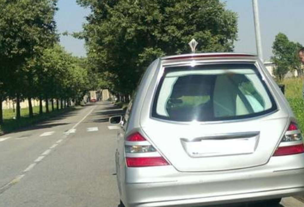Paura in provincia, carro funebre prende fuoco mentre era diretto in Chiesa