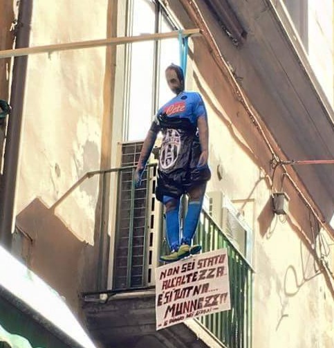 Gonzalo Higuain alla Juventus: la crudele reazione dei napoletani