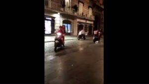 Via Toledo, motorini si rincorrono a tutta velocità: il video è virale
