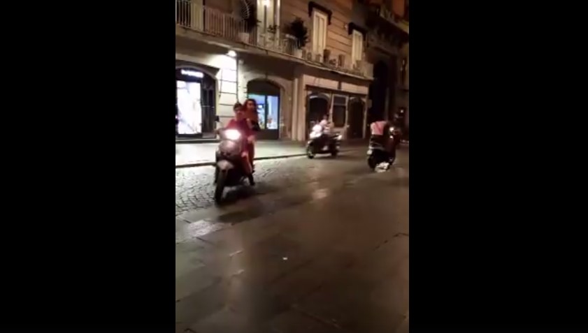 Via Toledo, motorini si rincorrono a tutta velocità: il video è virale
