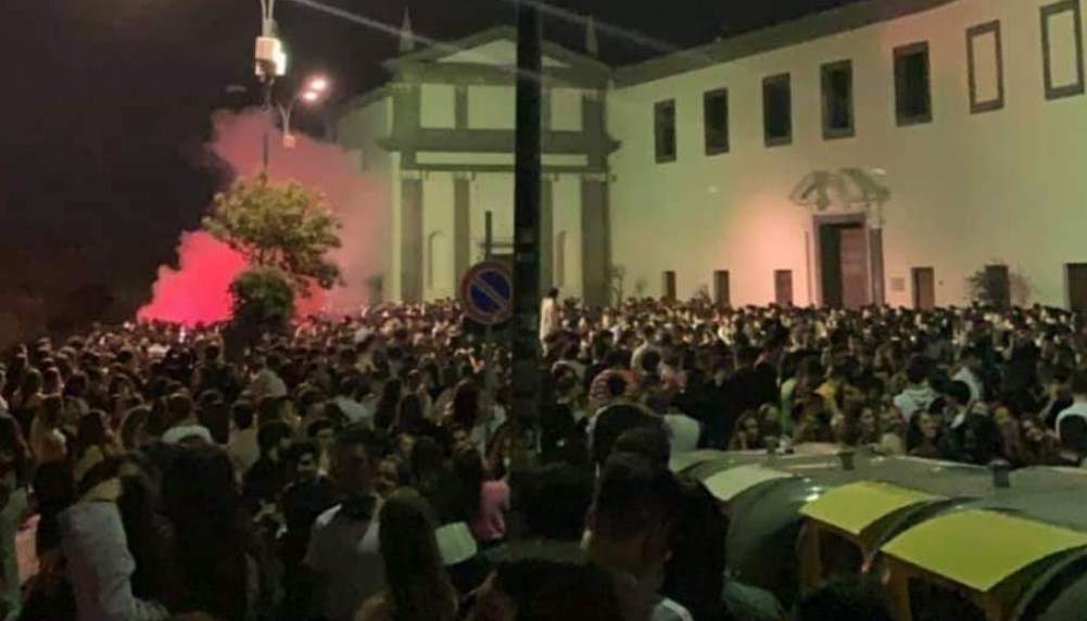 Studenti affollano San Martino per festeggiare la fine della scuola, fuochi d'artificio