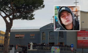 Tanti giovani ai funerali di Guglielmo Celestino, il 19enne precipitato giù da via Aniello Falcone