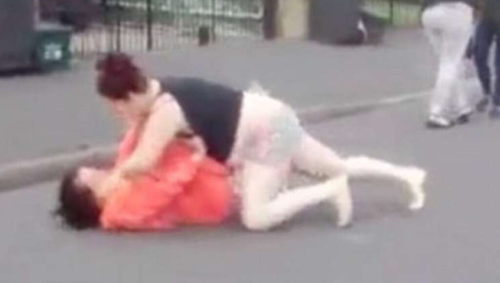 Giugliano, violenta lite a colpi di mazza da baseball in strada: protagoniste due donne