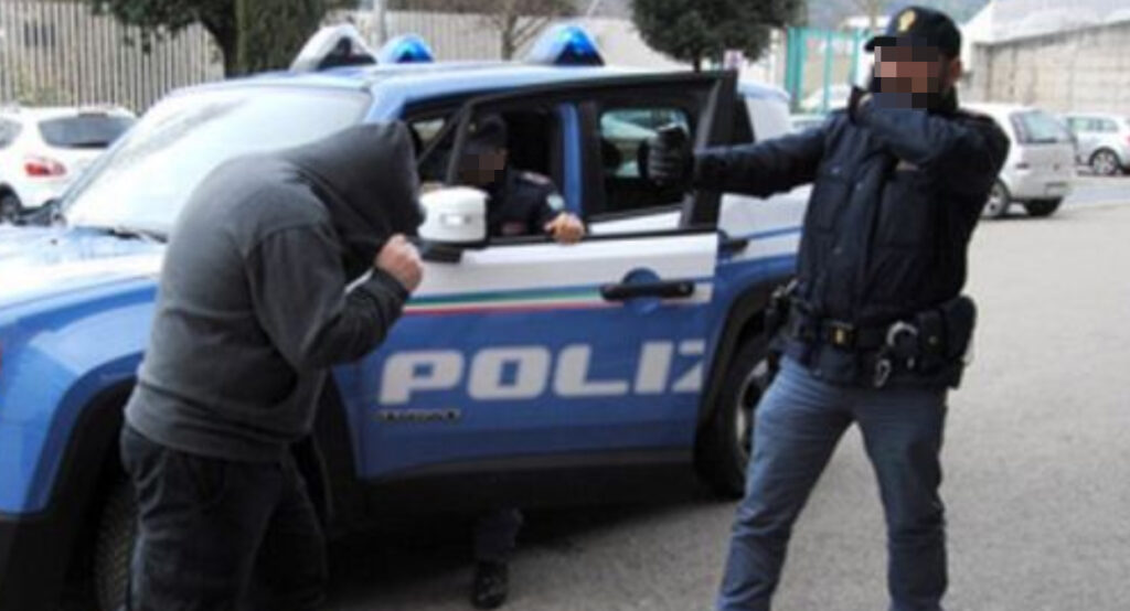 Follia ad Ischia, agenti lo fermano perché è senza mascherina, lui li aggredisce: giovane arrestato