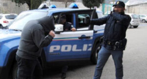 Follia ad Ischia, agenti lo fermano perché è senza mascherina, lui li aggredisce: giovane arrestato