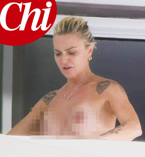 Paola Barale e Raz Degan si incontrano a Ibizia, lei mostra un topless mozzafiato