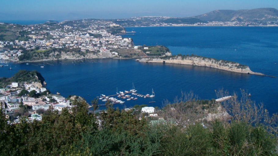 Tragedia a Capo Miseno, uomo di 40 anni annega in mare