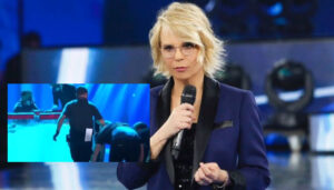 Rissa ad Amici tra tecnici in diretta, imbarazzo di Maria De Filippi: "Chiudiamo il led"
