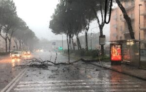 Meteo in Campania, allerta Arancione della Protezione Civile: "Violenti temporali e forti venti"