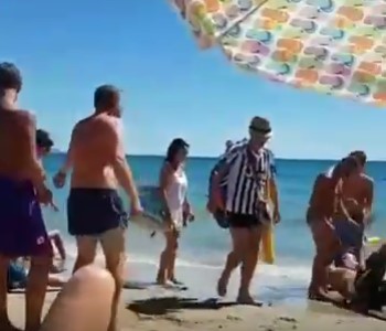 Tifoso juventino arriva in spiaggia, il video dello sfottò diventa virale