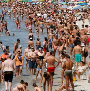 Lite in spiaggia a Varcaturo tra due uomini, folla di curiosi ad assistere