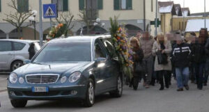 Follia a un funerale in provincia, 150 persone seguono il carro funebre, persone sanzionate