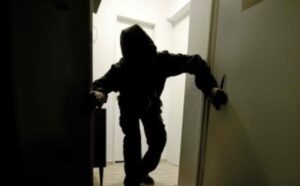 Ladri entrano in casa di un'anziana signora nel centro storico di Napoli, lei li mette in fuga