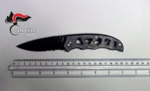 Violenta lite tra padre e figlio, interviene il vicino: accoltellato dal ragazzo