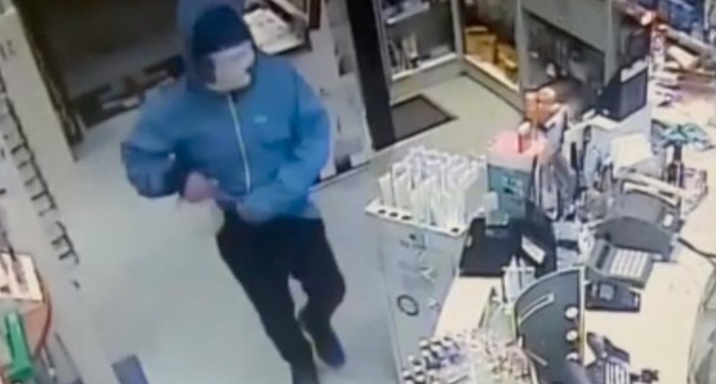 Coperto da mascherina e armato di coltello rapina una farmacia nel Napoletano, arrestato