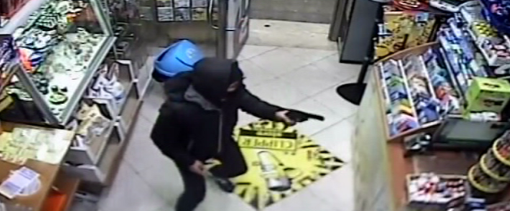 Rapina in una tabaccheria di Sant'Antimo, tre persone entrano armate e portano via l'incasso