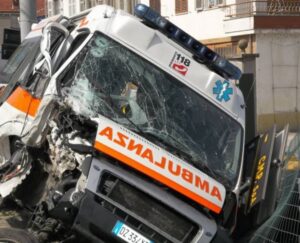 Incidente nel Casertano, ambulanza si scontra con il paziente a bordo