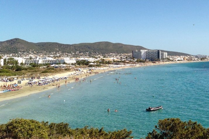 Dramma a Ibiza, turista di 20 anni precipita da un balcone e muore