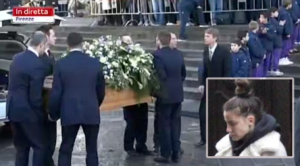 Francesca Fioretti ai funerali di Davide Astori, lungo applauso al suo arrivo