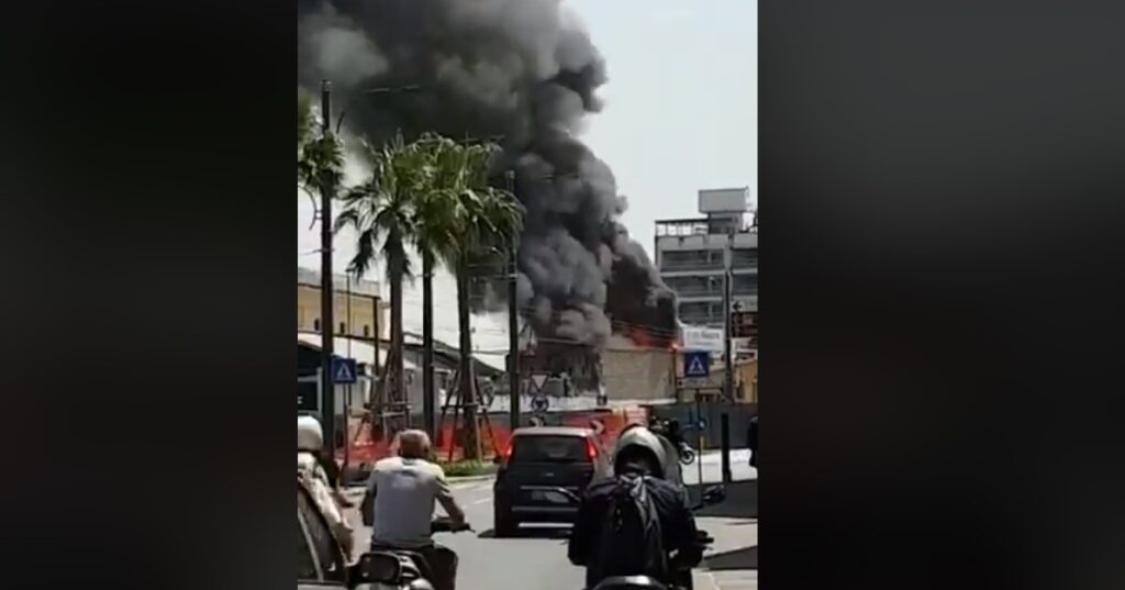 Colonna di fumo in via Marina, a fuoco riparo per clochard