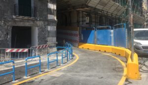 Napoli, via Arco Mirelli chiude di nuovo al traffico: cambiano i sensi di marcia
