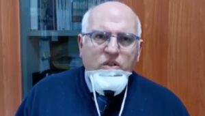 Coronavirus, Ascierto invita a usare la mascherina: "Non fa male, noi medici la indossiamo tutto il giorno"