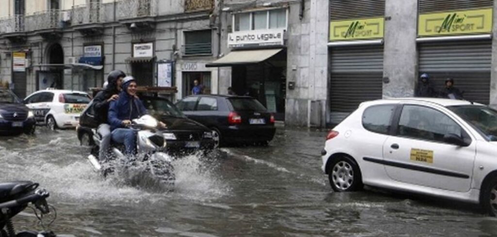 La Protezione civile della Regione Campania ha diramato un Avviso di Allerta meteo su tutta la Campania per l'intera giornata di domani. La criticità di carattere idrogeologico è di colore Giallo e scatta alle 6 di domani mattina per restare in vigore fino alla mezzanotte. Si prevedono precipitazioni sparse anche a carattere di rovescio o temporale con possibili raffiche di vento. La criticità Gialla per fenomeni di dissesto idrogeologico è dovuta, in particolare, a "Fenomeni temporaleschi caratterizzati da una incertezza previsionale e rapidità di evoluzione" che potrebbero determinare, tra l'altro, " danni alle coperture e strutture provvisorie dovuti a raffiche di vento e fulminazioni; Ruscellamenti superficiali con possibili fenomeni di trasporto di materiale; Allagamenti di locali interrati e di quelli a pian terreno; Scorrimento superficiale delle acque nelle sedi stradali e possibili fenomeni di rigurgito dei sistemi di smaltimento delle acque meteoriche con tracimazione e coinvolgimento delle aree urbane depresse; Occasionali fenomeni franosi superficiali legati a condizioni idrogeologiche particolarmente fragili, in bacini di dimensioni limitate". Si raccomanda alle autorità competenti di porre in essere tutte le misure previste dai rispettivi piani comunali di protezione civile atte a prevenire e contrastare i fenomeni previsti.