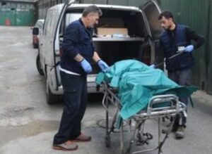 Tragedia nel Casertano, entra in garage e trova la moglie morta