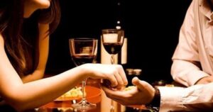 Scandalo in provincia, uomo sposato organizza incontro al buio in rete e trova sua cognata