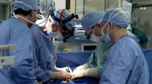 Intervento record, nasce neonata con cuore e parte del fegato fuori dal corpo