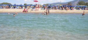 Paura a Mondragone, bagnante avvista uno squalo