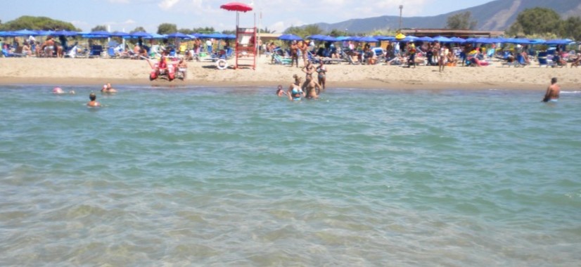 Paura a Mondragone, bagnante avvista uno squalo