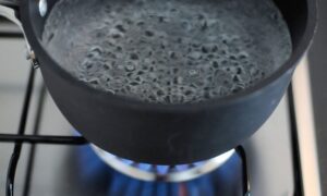 Napoli: bambino di due anni si ustiona in casa a Scampia