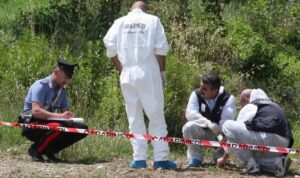Tragedia nel salernitano, donna cade dal mulo e muore