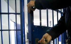 Carcere di Secondigliano, detenuto aggredisce due reclusi e gli agenti