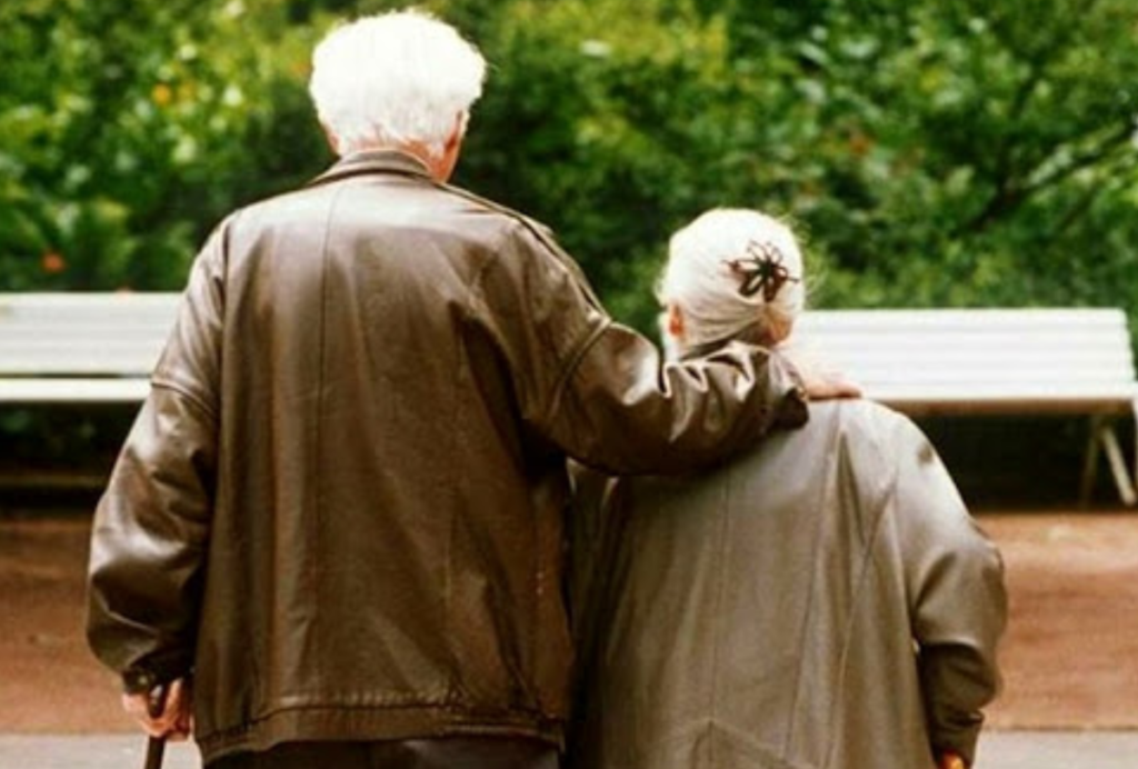 Coppia di anziani non può uscire per emergenza Coronavirus, carabinieri li fanno la spesa