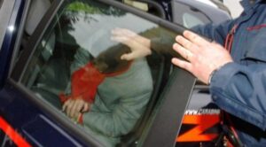 Arrestato affiliato al clan Lo Russo, l'accusa è di estorsione