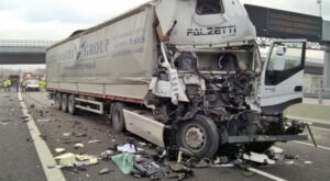 Incidente stradale in Campania: tir si scontrano sull'A16