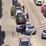 Spari fuori al bar, militare si barrica e minaccia: "Faccio una strage". Uomo colpito alla testa