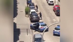 Spari fuori al bar, militare si barrica e minaccia: "Faccio una strage". Uomo colpito alla testa