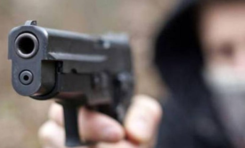 Individuano il bersaglio e sparano dallo scooter, 49enne ferito di striscio